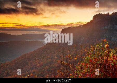 Whiteside Mountain im Herbst bei Sonnenaufgang in North Carolina, USA. Stockfoto