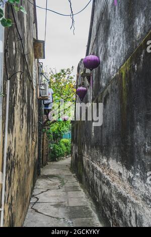 Wundervolle Aussicht auf die alte Straße, die mit bunten Seidenlaternen dekoriert ist. Hoi An (Hoian), Vietnam Stockfoto