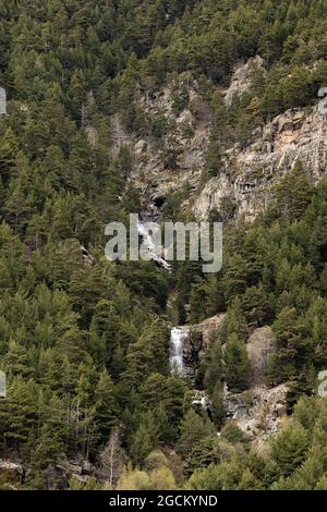 Drone Blick auf erstaunliche mächtige Wasserfall in Wäldern in den Pyrenäen Bergkette Stockfoto