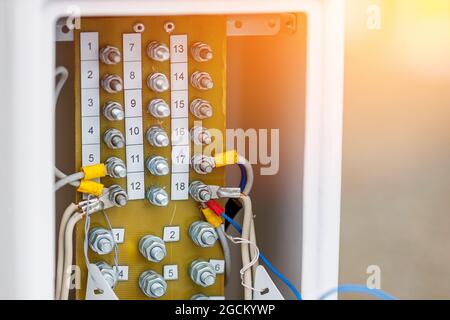 Offene Abschirmung mit Drähten des Steuer- und Messgerätes in der Produktionsanlage. Einstellung und Diagnose der Ausrüstung. Das Thema Elektrizität. Hintergrund. Stockfoto