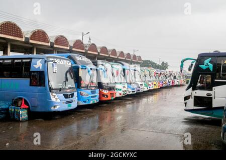 Dhaka, Bangladesch. August 2021. Busse parken am Busbahnhof Gabtoli. Die öffentlichen Verkehrsmittel auf dem Land, auf der Schiene und auf den Wasserstraßen sollen nach Beendigung der laufenden Covid-19-Sperre wieder in Betrieb gehen. Die Kabinettsabteilung hat am Sonntag ein Rundschreiben herausgegeben, in dem bestätigt wird, dass die landesweite strikte Sperre nicht über die aktuelle Frist, den 10. August, verlängert wird. (Foto: Sazzad Hossain/SOPA Images/Sipa USA) Quelle: SIPA USA/Alamy Live News Stockfoto