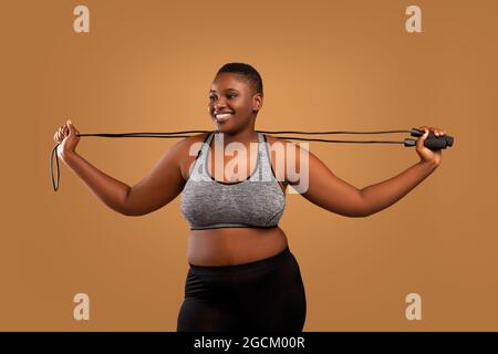 Junge Schwarze Mollige Frau Posiert Im Studio Mit Dem Springseil Stockfoto
