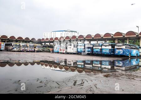 Dhaka, Bangladesch. August 2021. Busse parken am Busbahnhof Gabtoli. Die öffentlichen Verkehrsmittel auf dem Land, auf der Schiene und auf den Wasserstraßen sollen nach Beendigung der laufenden Covid-19-Sperre wieder in Betrieb gehen. Die Kabinettsabteilung hat am Sonntag ein Rundschreiben herausgegeben, in dem bestätigt wird, dass die landesweite strikte Sperre nicht über die aktuelle Frist, den 10. August, verlängert wird. (Foto: Sazzad Hossain/SOPA Images/Sipa USA) Quelle: SIPA USA/Alamy Live News Stockfoto