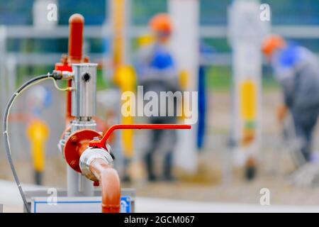 Absperrventil an der Leitung unter Druck. Wartung des Gasversorgungssystems für Verbraucher. Industrieller Hintergrund. Stockfoto