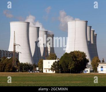 Kernkraftwerk, Kühltürme - Slowakei Stockfoto
