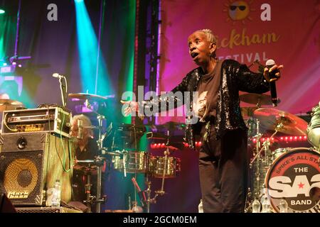 Die amerikanische Soul-Sängerin Madeline Bell tritt mit der SAS Band (Spikes All Stars) beim Wickham Festival auf. 5. August 2021 Stockfoto