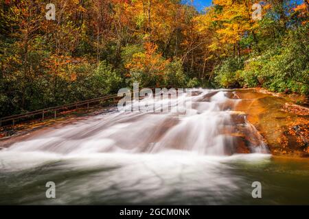 Sliding Rock Falls auf der Suche nach Glass Creek in Pisgah National Forest, North Carolina, USA in der Herbstsaison. Stockfoto