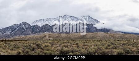 Schneebedeckte Sawtooth Mountains in Idaho mit Schnee bedeckt mit dramatischen Wolken. Stockfoto