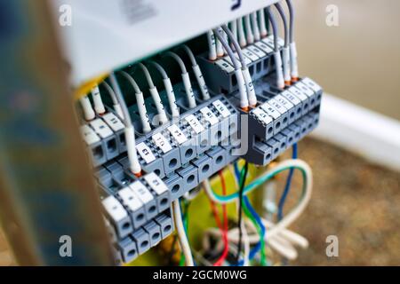 Offene Abschirmung mit Drähten des Steuer- und Messgerätes in der Produktionsanlage. Einstellung und Diagnose der Ausrüstung. Das Thema Elektrizität. Hintergrund. Stockfoto