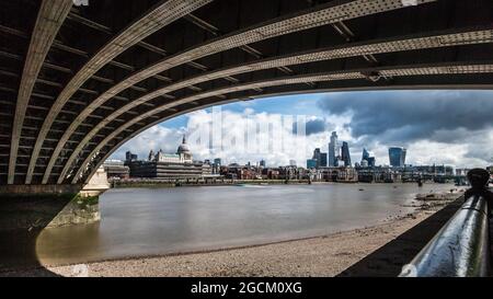 Panoramablick auf die Stadt London unter der Blackfriars Bridge Stockfoto