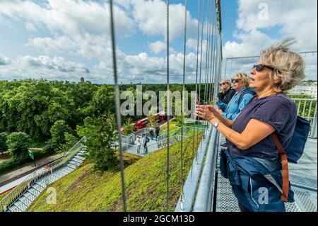 London, Großbritannien. 9 August 2021. Der Blick von oben auf den Hyde Park - den £2 Million Marble Arch Mound - wurde im Februar angekündigt und wurde gerade im August nach einem „Fehlstart“ wieder gratis eröffnet. Besucher können auf den 25 Meter hohen Gipfel klettern, von dem aus man von einer Aussichtsplattform aus einen 360-Grad-Blick auf die Oxford Street und den Hyde Park hat und von der breiten Öffentlichkeit nie zuvor gesehene Ausblicke genießen kann. Auf dem Weg nach unten steigen die Besucher in einen ausgehöhlten Raum, der für Ausstellungen genutzt wird. Es ist bis zum 2022. Januar für Besucher geöffnet.“ Entworfen von der niederländischen Firma MVRDV hatte es ursprünglich eine £6.50 Eintrittsgebühr. Neig Stockfoto