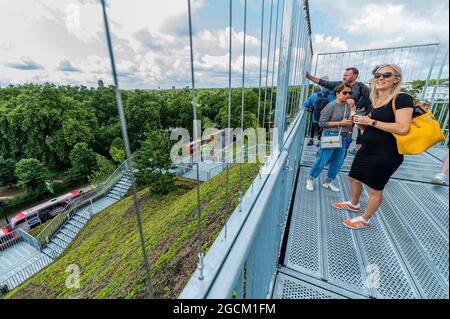 London, Großbritannien. 9 August 2021. Der Blick von oben auf den Hyde Park - den £2 Million Marble Arch Mound - wurde im Februar angekündigt und wurde gerade im August nach einem „Fehlstart“ wieder gratis eröffnet. Besucher können auf den 25 Meter hohen Gipfel klettern, von dem aus man von einer Aussichtsplattform aus einen 360-Grad-Blick auf die Oxford Street und den Hyde Park hat und von der breiten Öffentlichkeit nie zuvor gesehene Ausblicke genießen kann. Auf dem Weg nach unten steigen die Besucher in einen ausgehöhlten Raum, der für Ausstellungen genutzt wird. Es ist bis zum 2022. Januar für Besucher geöffnet.“ Entworfen von der niederländischen Firma MVRDV hatte es ursprünglich eine £6.50 Eintrittsgebühr. Neig Stockfoto