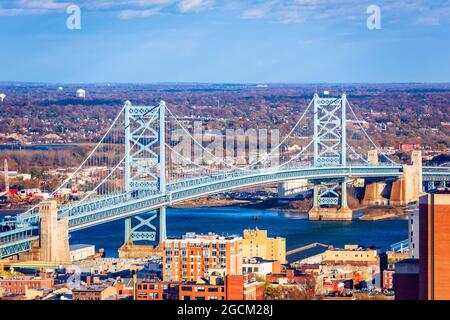 Die Benjamin Franklin Bridge erstreckt sich über den Delaware River von Philadelphia nach Camden, New Jersey. Stockfoto