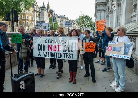 London, Großbritannien. 9. August 2021. Demonstranten vor der Downing Street, die für die Rettung des Lebens kämpfen Geronimo, der Alpaka, nachdem Umweltminister George Eustice eine umstrittene Entscheidung verteidigt hatte, das Tier, das zweimal positiv auf Rindertuberkulose getestet wurde, niederzuschlagen. Geronimos Besitzerin, Tierpflegerin Helen Macdonald, die Alpakas auf ihrer Farm in Wickwar, im Süden von Gloucestershire, züchtet, behauptet, die verwendeten Tests seien ungenau und möchte, dass Geronimo einen genaueren Actiphage-Test erhält. Kredit: Stephen Chung / Alamy Live Nachrichten Stockfoto