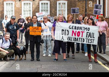 London, Großbritannien. 9. August 2021. Demonstranten auf dem Weg zur Downing Street, die sich für die Rettung des Lebens einsetzten Geronimo, der Alpaka, nachdem Umweltminister George Eustice eine umstrittene Entscheidung verteidigte, das Tier, das zweimal positiv auf Rindertuberkulose getestet wurde, niederzuschlagen. Geronimos Besitzerin, Tierpflegerin Helen Macdonald, die Alpakas auf ihrer Farm in Wickwar, im Süden von Gloucestershire, züchtet, behauptet, die verwendeten Tests seien ungenau und möchte, dass Geronimo einen genaueren Actiphage-Test erhält. Kredit: Stephen Chung / Alamy Live Nachrichten Stockfoto