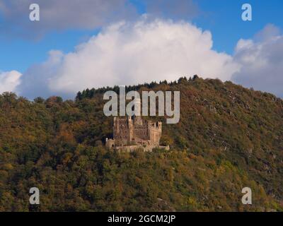 Schloss Maus ein Schloss über dem Dorf Wellmich in Rheinland-Pfalz, das einen ungewöhnlichen Turm hat Stockfoto