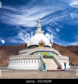 Blick auf die Hohen Shanti Stupa mit schönen Himmel, der große Stupa in Leh und eine aus den besten buddhistischen Stupas - Jammu und Kaschmir - Ladakh - Indien Stockfoto