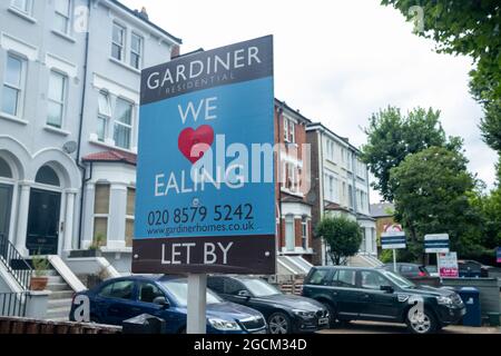 London, August 2021: Lokale Immobilienmakler unterschreiben an der Werbetafel für Immobilien in Ealing, West London Stockfoto