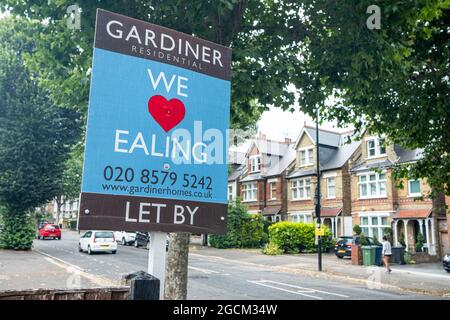 London, August 2021: Lokale Immobilienmakler unterschreiben an der Werbetafel für Immobilien in Ealing, West London Stockfoto