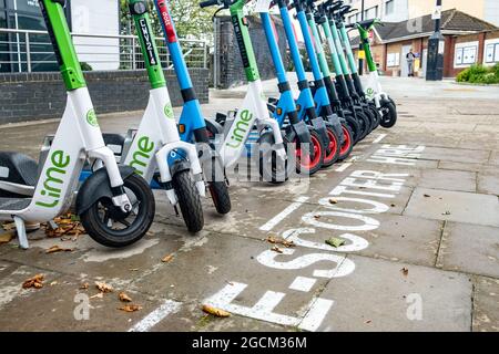 London - August 2021: Lime E-Scooter zum Mieten, geparkt in der West London Street in Ealing. Stockfoto