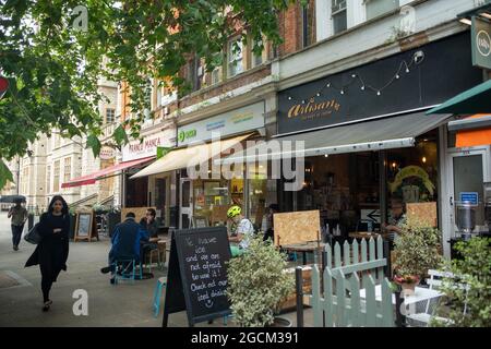 London - August 2021: Ealing Broadway, eine große Hauptstraße in Ealing, West London Stockfoto