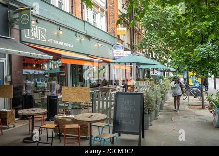 London - August 2021: Ealing Broadway, eine große Hauptstraße in Ealing, West London Stockfoto