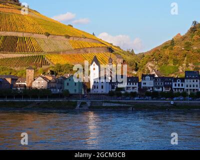 Die Stadt Pfalzgrafenstein, die von einem Schloss am Rhein in Deutschland überblickt wird, das von einem Kreuzschiff entnommen wurde Stockfoto