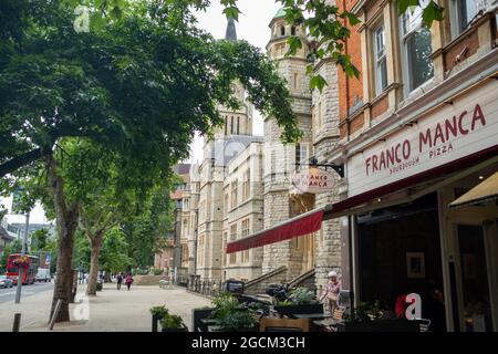 London - August 2021: Ealing Broadway, eine große Hauptstraße in Ealing, West London Stockfoto