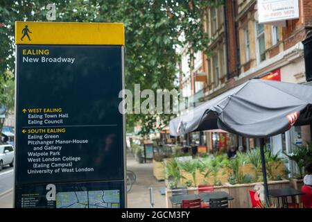 London - August 2021: Ealing Broadway, eine große Hauptstraße in Ealing, West London Stockfoto