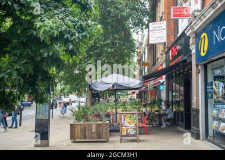 London - August 2021: Ealing Broadway, eine große Hauptstraße in Ealing, West London Stockfoto