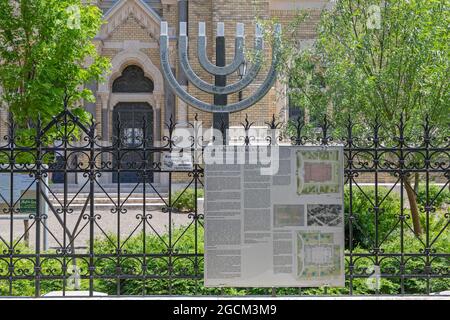 Szeged, Ungarn - 16. Juni 2021: Schild am Synagogengebäude in Szeged, Ungarn. Stockfoto