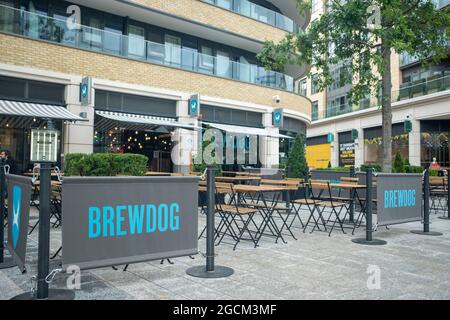 London - August 2021: BrewDog, eine Bar- und Brauereimarke, die berühmt ist für ihre Bierbrauerei in Dickens Yard, Ealing West London. Stockfoto