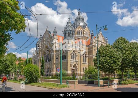 Szeged, Ungarn - 16. Juni 2021: Synagoge Tempel Gebäude in der Josika Straße in Szeged, Ungarn. Stockfoto