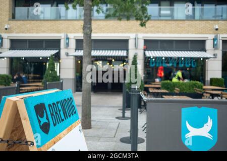 London - August 2021: BrewDog, eine Bar- und Brauereimarke, die berühmt ist für ihre Bierbrauerei in Dickens Yard, Ealing West London. Stockfoto