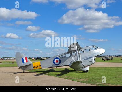 De Havilland DH89A Dragon Rapide (HG691) in IWM Duxford, Cambridgeshire, England, Großbritannien Stockfoto