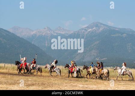 Nez Perce Riders in einer Prozession, die nach am'saaxpa im Wallowa Valley in Oregon zurückkehrt. Stockfoto