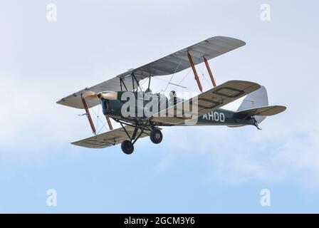 Die berühmte De Havilland DH82A Tiger Moth (G-AHOO) 86149 bei einem Flug in IWM Duxford, Cambridgeshire, England, Großbritannien Stockfoto