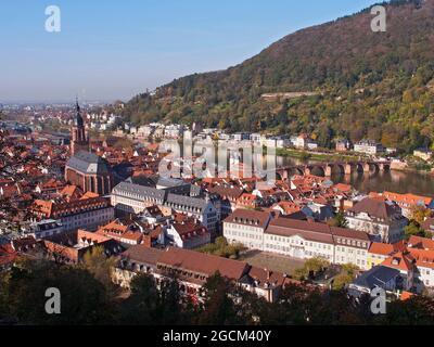 Das Stadtbild von Heidelberg Deutschland beherbergt die berühmte Ruine des Renaissance-Schlosses. Zeigt die Kirche, die Brücke über den Neckar und einen Großteil der Stadt Stockfoto