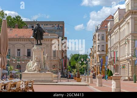 Szeged, Ungarn - 16. Juni 2021: Fußgängerzone am heißen Sommertag in Szeged, Ungarn. Stockfoto