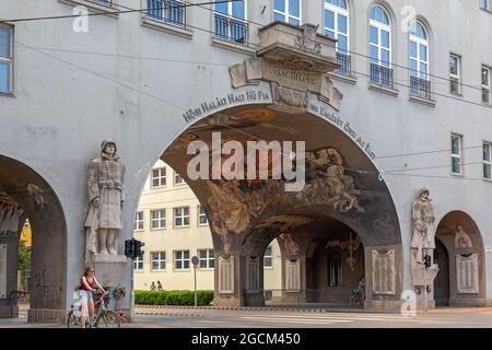 Szeged, Ungarn - 16. Juni 2021: Historisches Porta Heroum Landmark Heldentor in Szeged, Ungarn. Stockfoto
