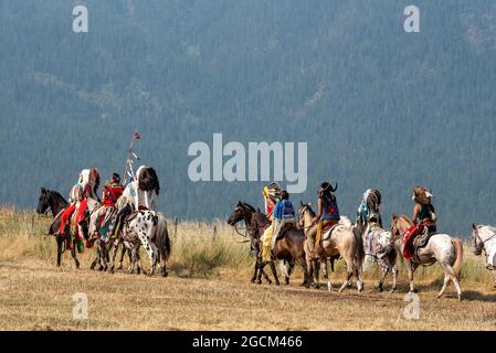 Nez Perce Riders in einer Prozession, die nach am'saaxpa im Wallowa Valley in Oregon zurückkehrt. Stockfoto