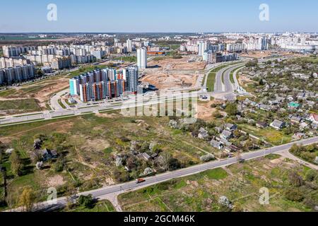 Bau von Hochhäusern in der Stadt Wohngebiet. Luftpanorama. Stockfoto