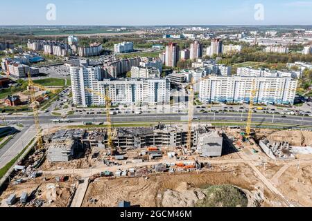 Baustelle in der Nähe von Mehrfamilienhäusern im Stadtwohngebiet. Draufsicht von der Drohne Stockfoto