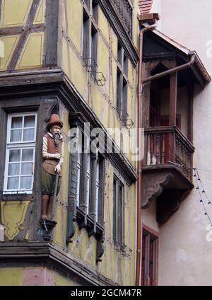 Nahaufnahme von Schnitzereien an den Seiten von holzgerahmten Gebäuden in Breisach Stockfoto