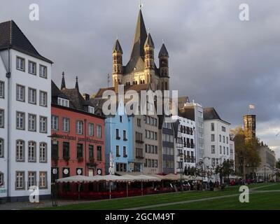 Farbenfrohe und interessante Gebäude, darunter eine dekorative Kirche am Rheinufer in Köln-Deutschland Stockfoto