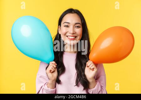 Menschen Emotionen, Lifestyle Freizeit und Beauty-Konzept. Happy cute asiatische Geburtstagskind feiert großes Ereignis, mit Ballons gratulierend Stockfoto