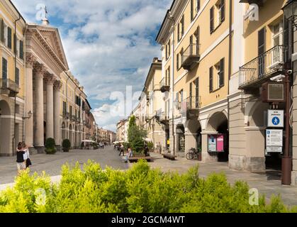 CUNEO, PIEMONT, ITALIEN - 2. AUGUST 2021: Via Roma mit der Kathedrale und den historischen bunten Gebäuden Stockfoto