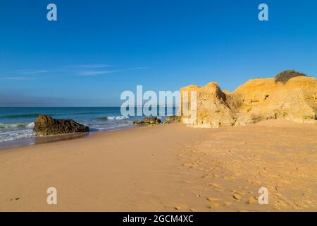 Schöner leerer Strand in der Nähe von Portimao, Algarve, Portugal Stockfoto