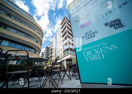 London - August 2021: Dickens Yard, St George Filmworks in Ealing - eine große neue Wohn- und Freizeitanlage in West-London Stockfoto
