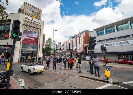 London - August 2021: Ealing Broadway, eine große Hauptstraße in Ealing, West London Stockfoto